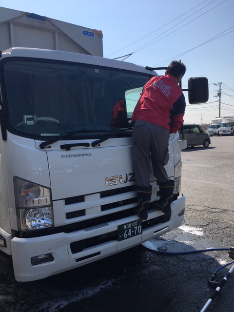 トラックの洗車では イズミマトリックス株式会社 はこぶ物語